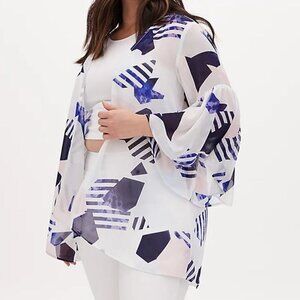 NWOT Torrid white & navy geo Chiffon bell sleeve HI-LO KIMONO